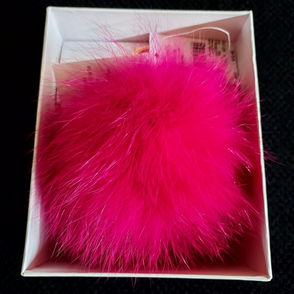 MICHAEL KORS ULTRA PINK FUR LOVE POM POM KEYCHAIN - Picture 2 of 9